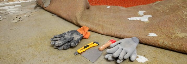 Werkzeug liegt auf halb abgerissenem Teppich
